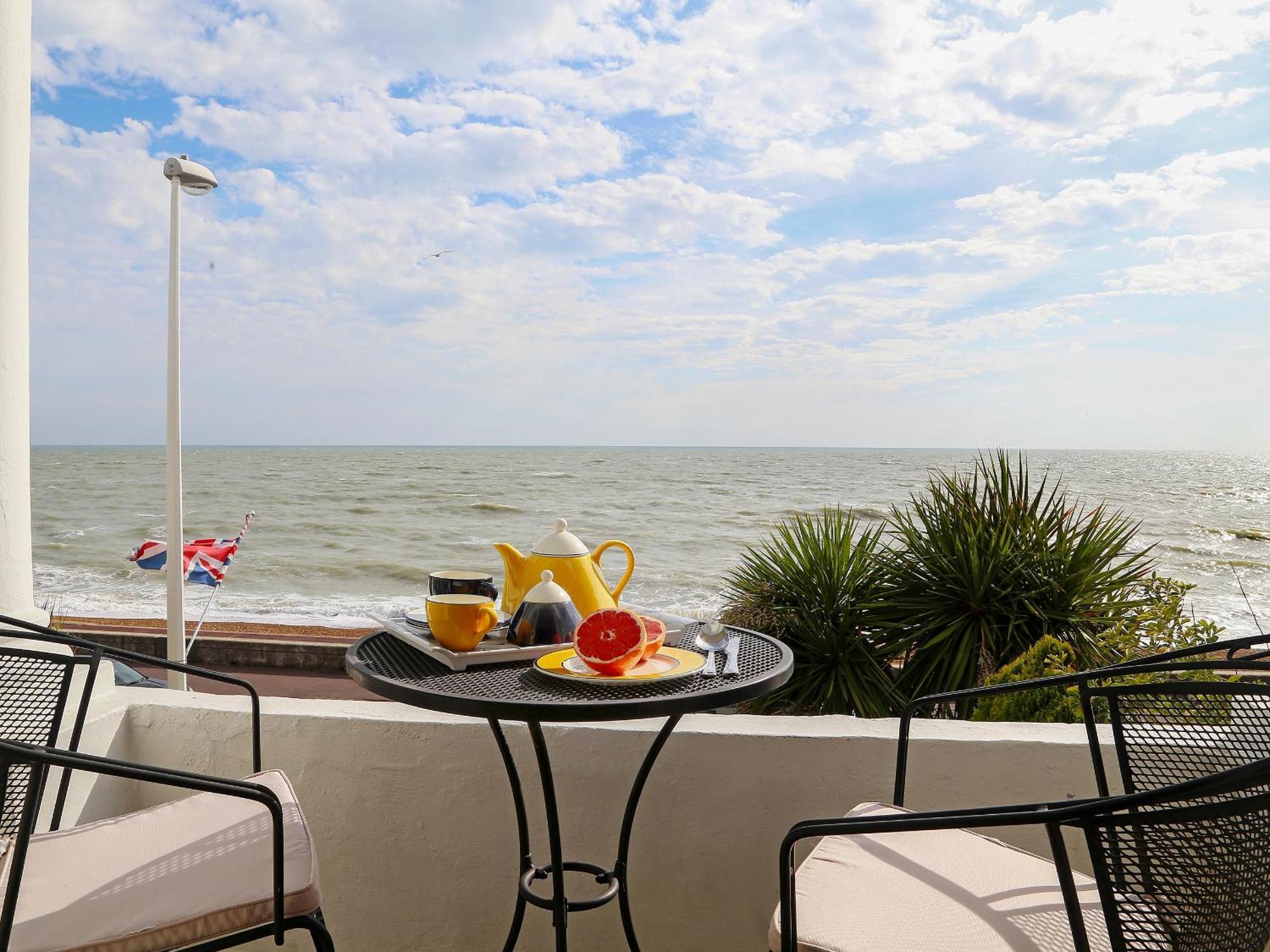 Seashore Apartment Sandgate Bagian luar foto